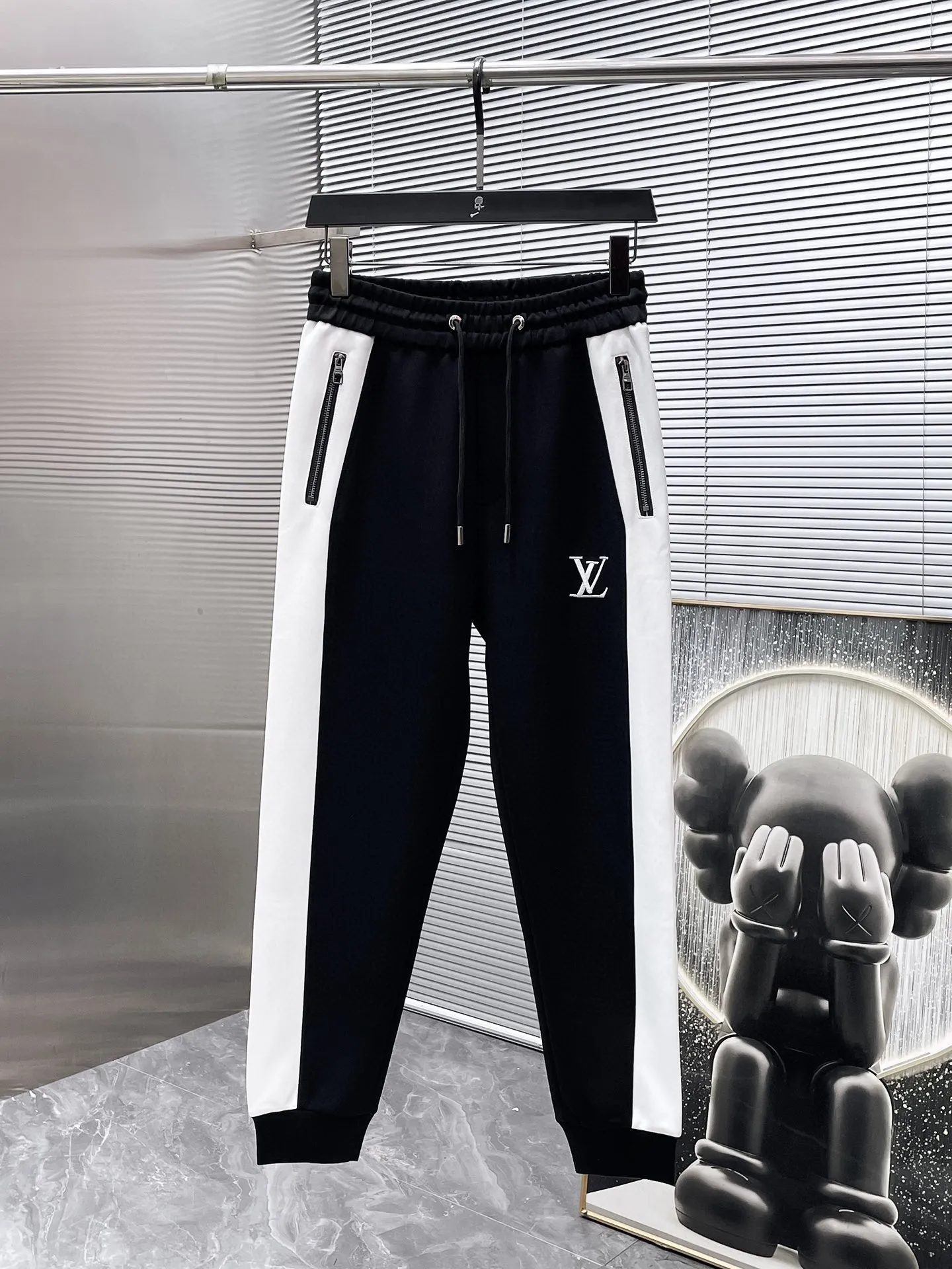 🅿️720 LV hot-selling suit is coming. Focus on the original version of the official website. 2025 new hot-selling cardigan suit. The original order is the best. 🇭🇰The meticulous work of top designers. It has a fitting and perfect upper body effect. All-natural high-quality Tencel Roman cotton 100%, close-fitting comfort, noble and elegant! Original hardware embodies elegance and nobility! Counter size: M-3XL (maximum wear up to 190 pounds)